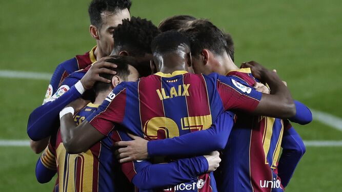 Los jugadores del Barcelona hacen piña para celebrar uno de los tantos frente al Alavés.