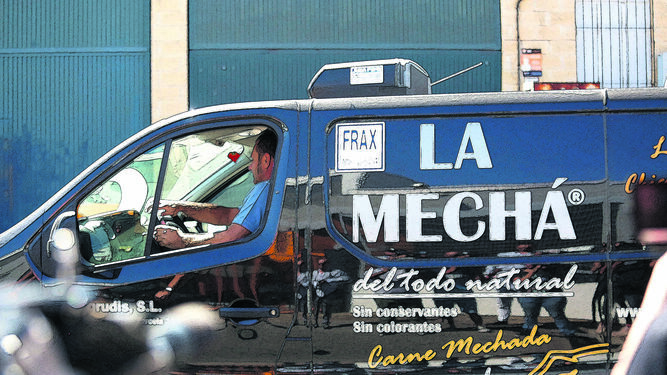 Una furgoneta de Magrudis anuncia la carne "La Mechá".