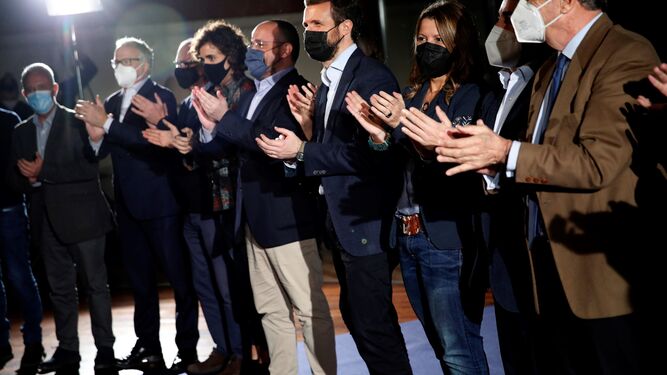 El presidente del Partido Popular, Pablo Casado (c), junto a varios de los candidatos durante el acto final de campaña de las elecciones catalanas este viernes.