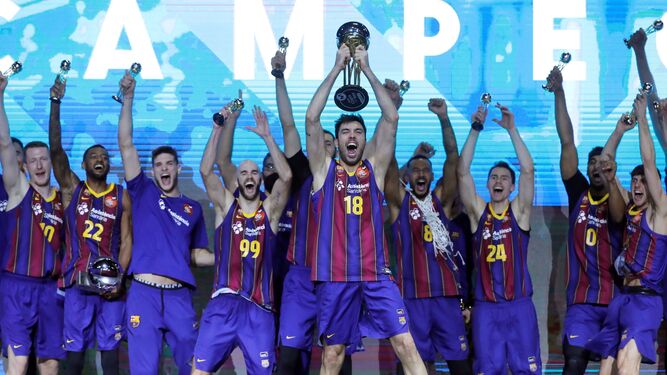 Álex Abrines levanta el título conquistado por el Barça.