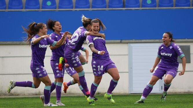Rosa Otermín celebra el gol con sus compañeras.