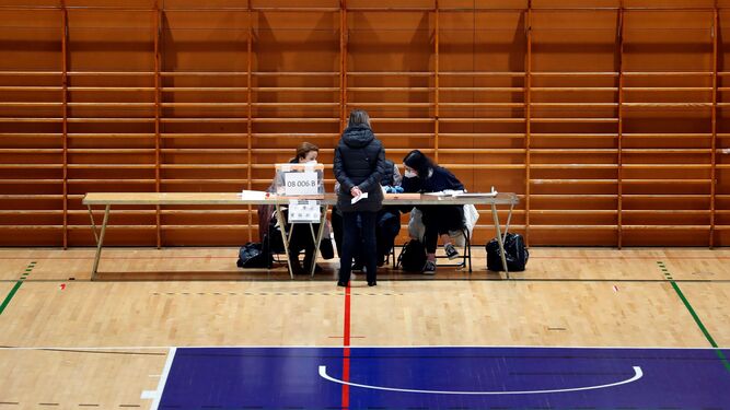 Una persona se dispone a votar en el Polideportivo Municipal Virrey Amat Can Ricart de Barcelona.