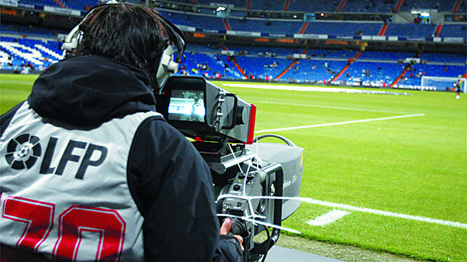 Un camara de televisión durante la retransmisión de un partido.