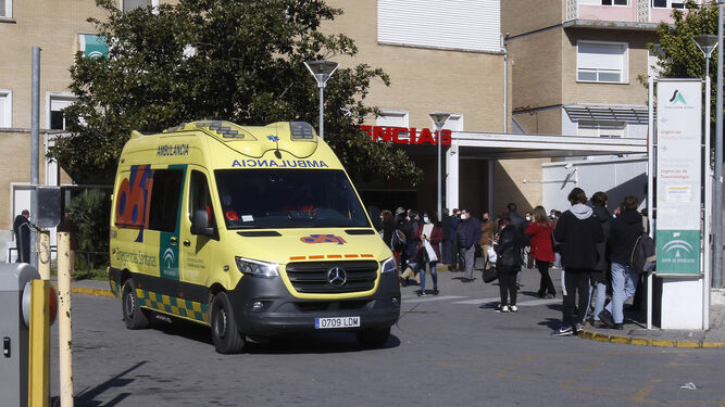 Una ambulancia del 061 en el entorno de la zona de Urgencias del Hospital Virgen del Rocío.