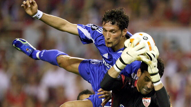 Palop bloca un balón ante Kuranji en la visita del Schalke 04 en 2006.
