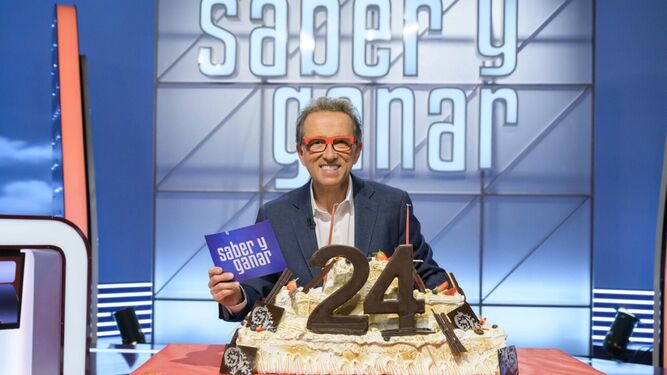 Jordi Hurtado con la tarta de 24º aniversario de 'Saber y ganar'