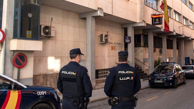 Dos  policías de Linares hacen guardia en los alrededores de la comisaría