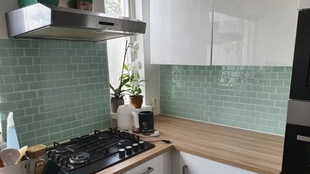 Vinilos adhesivos que imitan azulejos, el truco para redecorar tu cocina  por muy poco