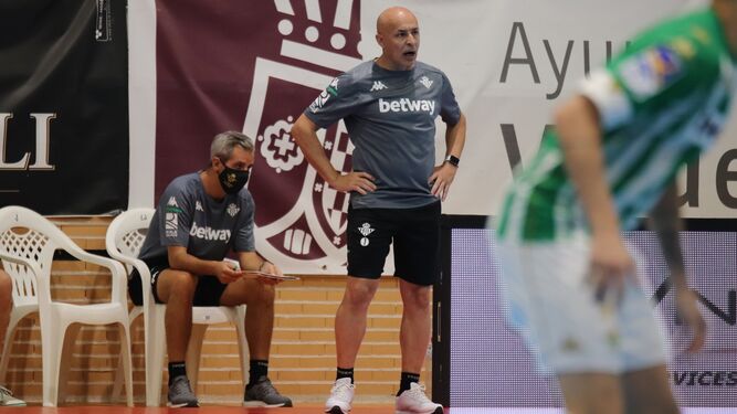 El entrenador del Betis Futsal, Juanito, en plena dirección de un partido.