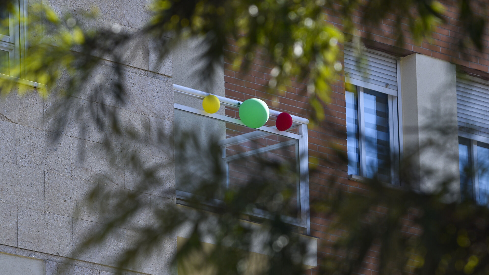 Andex anima a colgar globos en ventanas y balcones