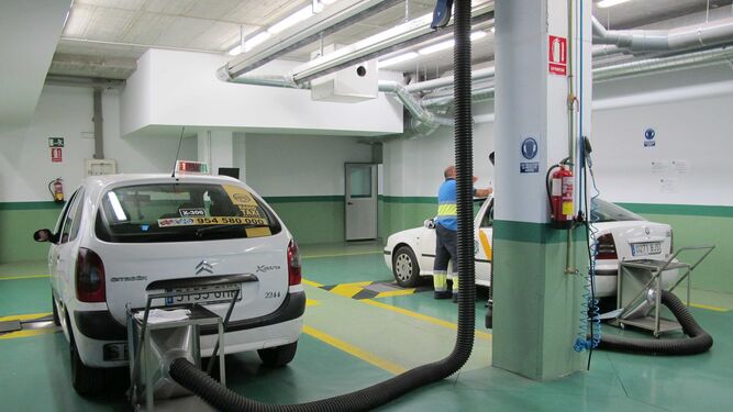 Taxis en una estación de inspección de vehículos.