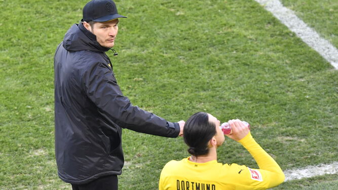 Edin Terzic le hace una indicación a Schulz en el Dortmund-Hoffenheim.