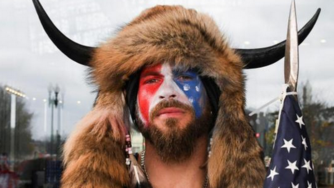 El disfraz de Jake Angeli, con una cabeza de cuernos de bisonte, la cara pintada con la bandera de Estados Unidos y sin camiseta, el más demandado por Carnaval.