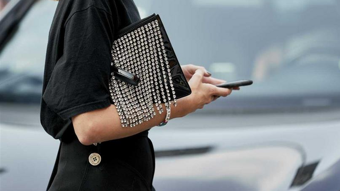 Descubre el bolso 'animal print' de Parfois con el que darle un toque de estilo a los estilismos 'total black'.