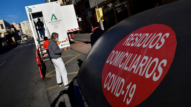 Camión de la Consejería de Salud y Familias preparado para hacer pruebas de Covid-19 en Almería.