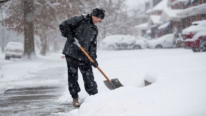 Un hombre quita nieve con su pala