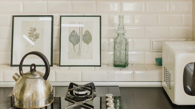 Tenemos el tip para redecorar tu cocina por muy poco:  vinilos adhesivos que imitan los azulejos