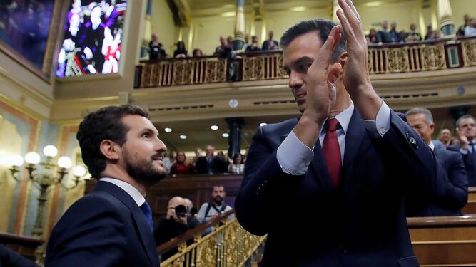 El líder del PP, Pablo Casado, , felicita a Pedro Sánchez al ser investido presidente del Gobierno en enero de 2020.