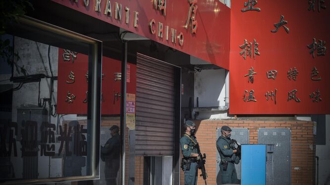 Dos guardias civiles montan guardia en un restaurante chino del polígono Carretera Amarilla, relacionado con una red de tráfico de marihuana.