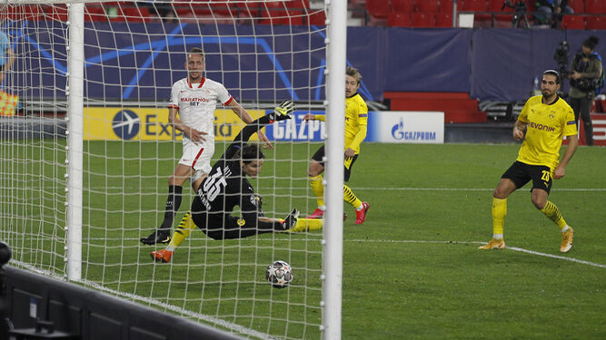 De Jong marca el gol que le da algo de esperanzas al Sevilla para viajar a Dortmund.