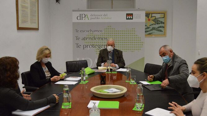 El Defensor del Pueblo Andaluz, Jesús Maeztu, en la reunión con los representantes del Ayuntamiento de Pedrera.