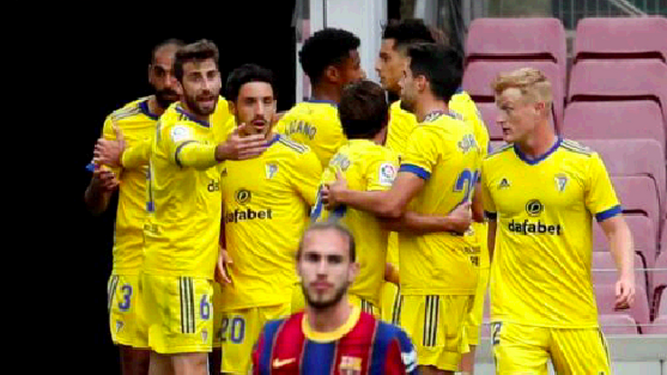 Los jugadores del Cádiz celebran el empate.