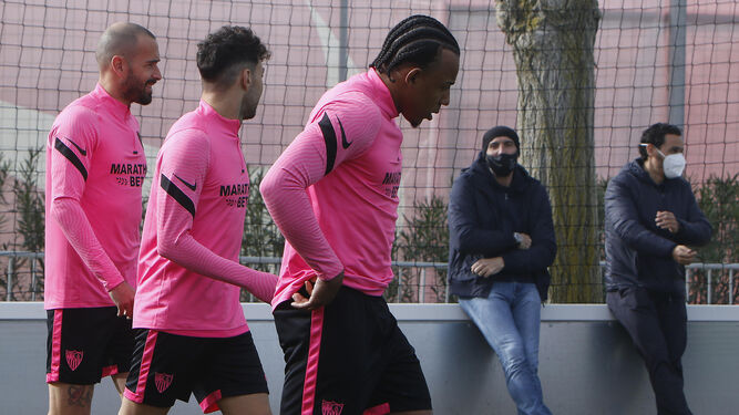 Koundé, Munir y Aleix Vidal pasan ante Monchi y Del Nido Carrasco en la ciudad deportiva.