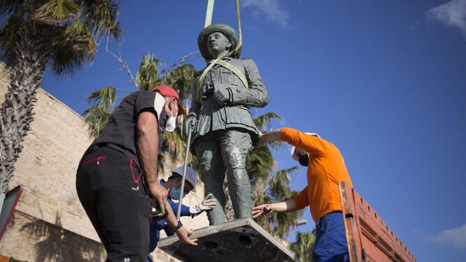 Varios operarios alza la estatua de Franco de Melilla