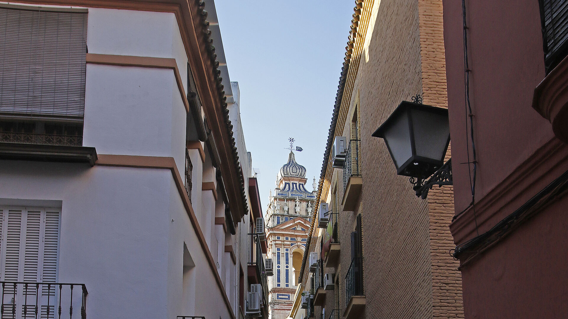 La torre del antiguo convento trinitario sorprende entre la estrechez de la calle Descalzos