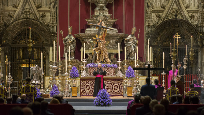 El arzobispo pronuncia la oración final en el Vía Crucis 2021