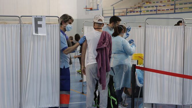 Vacunación de profesores en el pabellón deportivo de Sevilla