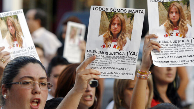 Una manifestación pidiendo que continuara la búsqueda de Marta del Castillo.