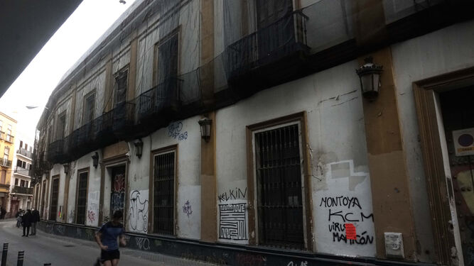 Fachada de la antigua sede de la Cruz Roja Española que mira a la calle Amor de Dios.
