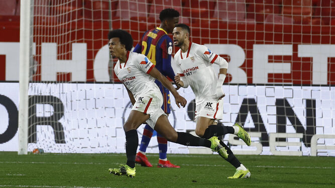 Koundé y En-Nesyri celebran uno de los goles en el último Sevilla-Barcelona.
