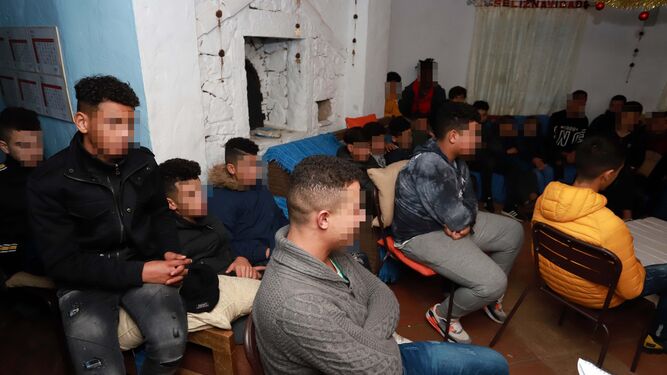 Menores inmigrantes en un centro de Algeciras.