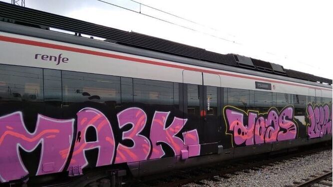 Uno de los trenes de Renfe con grafitis