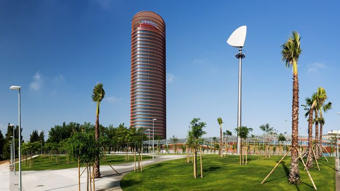 El Parque Magallanes está situado a la orilla del río y junto al complejo Torre Sevilla.