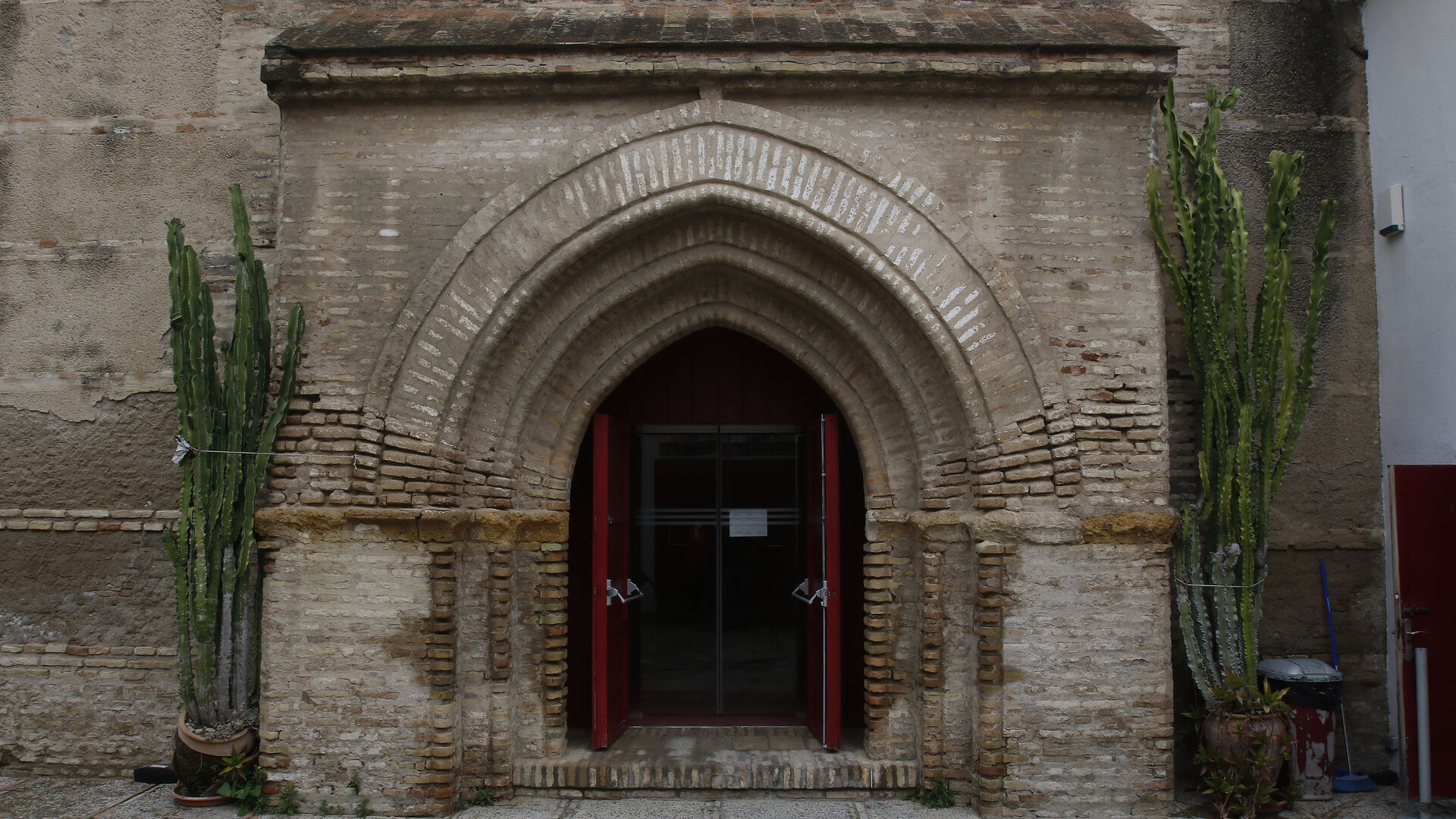 Puerta lateral de la antigua iglesia de Santa Luc&iacute;a