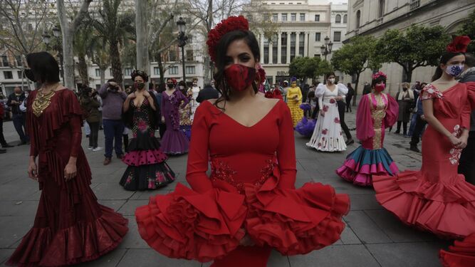 La Avenida de la Constitución se convierte en improvisada pasarela dentro de las actividades organizadas por el Ayuntamiento para impulsar la moda flamenca.
