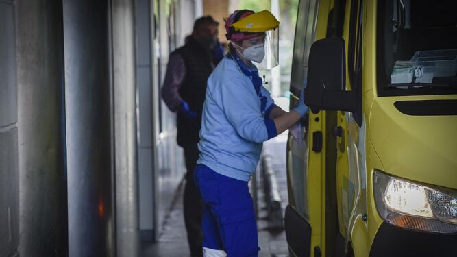 Personal sanitario de ambulancia a las puertas de las Urgencias del Macarena.