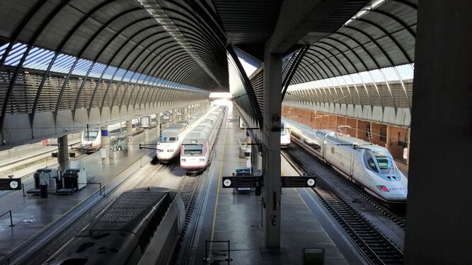 Trenes en la estación de Santa Justa de Sevilla.