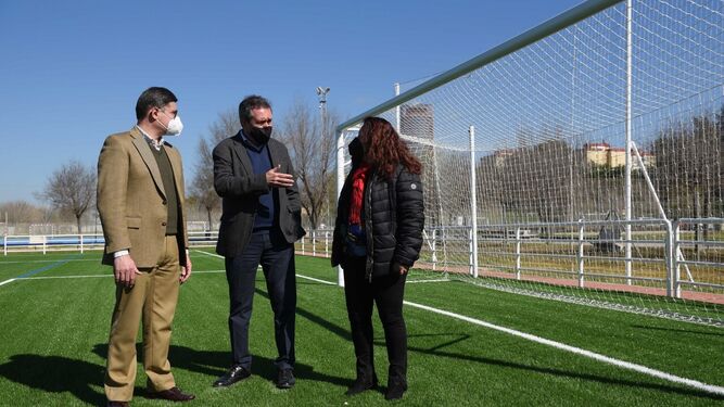 Álvaro Pimentel, Juan Espadas y Encarnación Aguilar visitan el nuevo campo de fútbol.