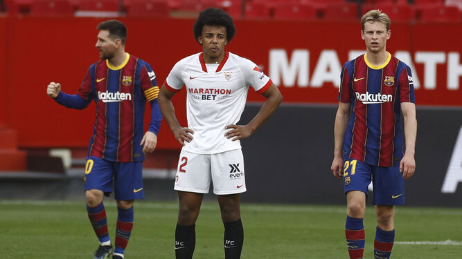 Koundé mira al frente con un gesto de impotencia mientras Messi celebra un gol.