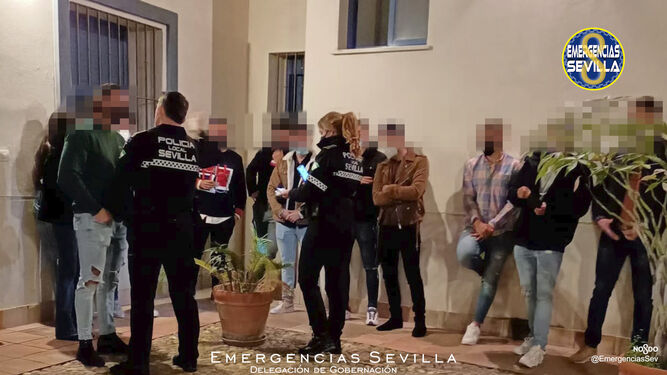 Agentes de la Policía Local en el desalojo de una fiesta en la calle Castilla.