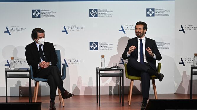 josé María Aznar conversando con Pablo Casado en un coloquio organizado por la Universidad Francisco de Vitoria este martes en Madrid.