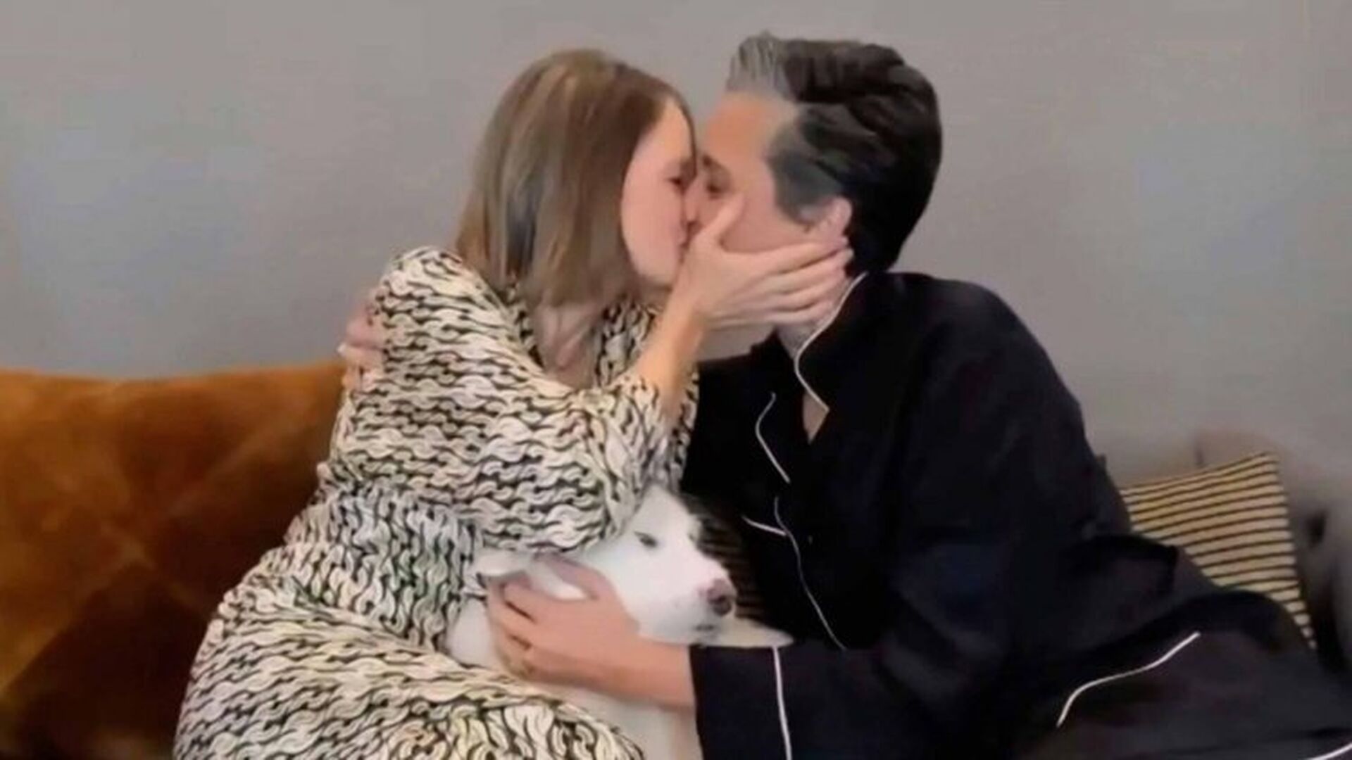 Jodie Foster besa a su mujer, Alexandra Hedison, tras recibir el premio. Ambas estaban en pijama y con su perro en el sof&aacute;.