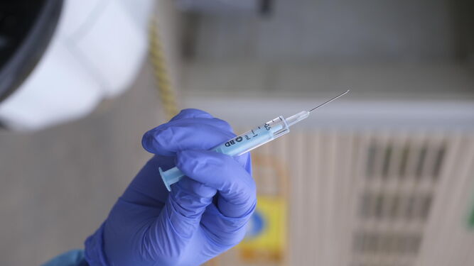 Una dosis de AstraZeneca pra administrar en el puesto de vacunación habilitado en el campo de los Juegos del Mediterráneo, en Almería