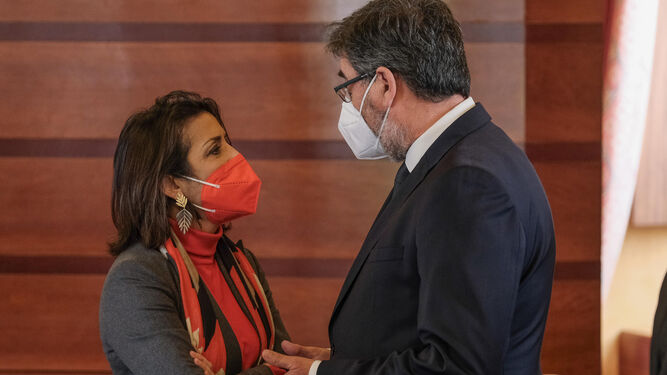 Marta Bosquet y Antonio López se saludan en el Parlamento.
