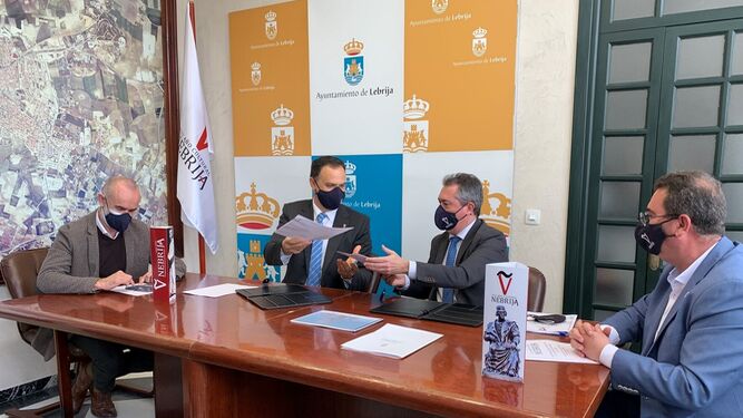 El alcalde de Sevilla, Juan Espadas, y el alcalde de Lebrija, José Barroso, en la firma del protocolo de colaboración.