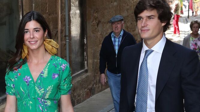 El hijo pequeño del duque de Alba con su prometida, Belén Corsini, en la boda de unos amigos.